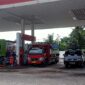Kendaraan sedang mengisi BBM di SPBU Taratak. (Foto: Bandasapuluah.com/Afrizal)