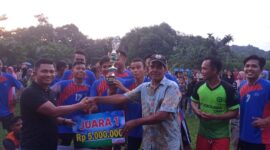 Penyerahan hadiah oleh Nasrul kepada tim yang memenangi Open Turnament IPPLT Cup III 2022 