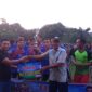 Penyerahan hadiah oleh Nasrul kepada tim yang memenangi Open Turnament IPPLT Cup III 2022 