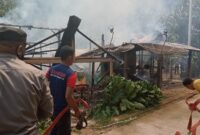 Dua unit rumah semi permanen hangus terbakar di Pesisir Selatan. Foto: Damkar Pesisir Selatan.