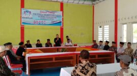 Niniak Mamak KAN Surantih duduk bersama di Aula Kantor Camat Sutera 