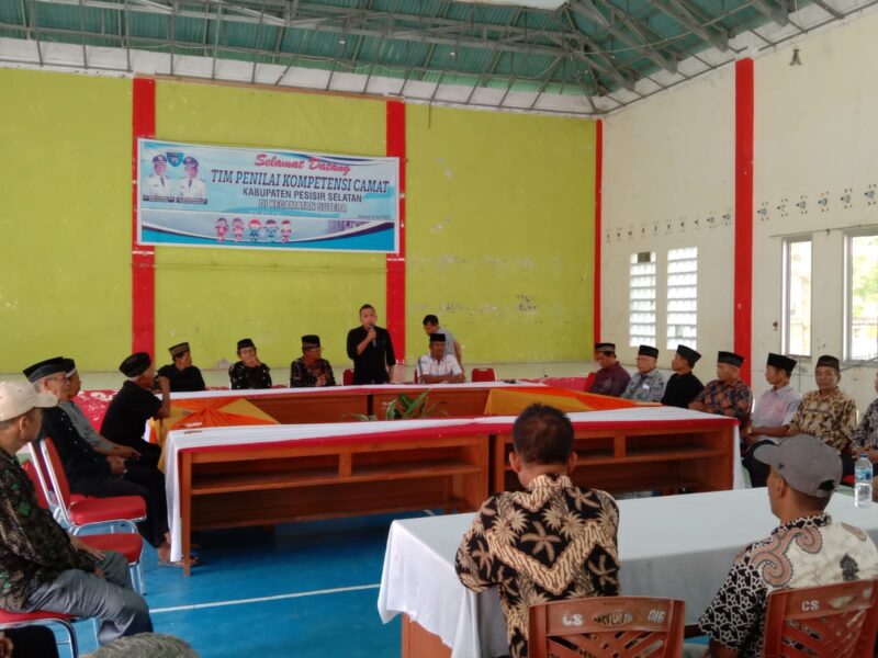 Niniak Mamak KAN Surantih duduk bersama di Aula Kantor Camat Sutera 