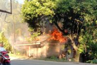 Kebakaran kembali terjadi di Kecamatan Lunang, Pesisir Selatan. Kali ini, gudang penyimpanan hangus terbakar di lahap api. Foto: Bandasapuluah.com