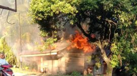 Kebakaran kembali terjadi di Kecamatan Lunang, Pesisir Selatan. Kali ini, gudang penyimpanan hangus terbakar di lahap api. Foto: Bandasapuluah.com
