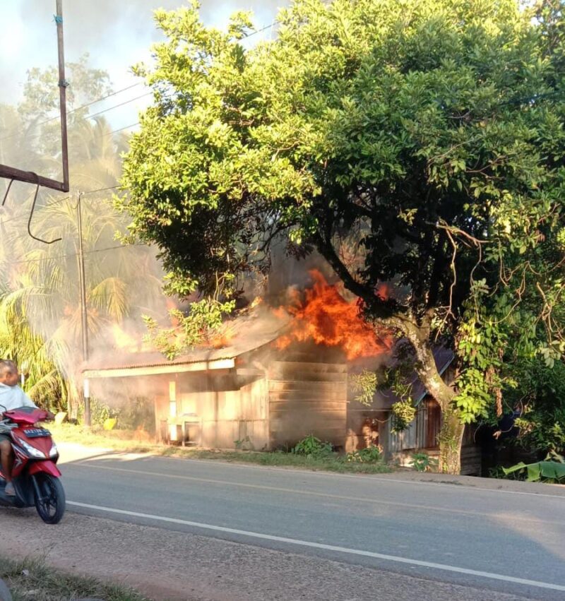 Kebakaran kembali terjadi di Kecamatan Lunang, Pesisir Selatan. Kali ini, gudang penyimpanan hangus terbakar di lahap api. Foto: Bandasapuluah.com