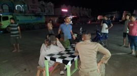 Dua orang remaja perempuan dibawah umur yang diamankan oleh Satgas Trantibum Pessel di Pasar Sago, Kecamatan IV Jurai. Foto: bandasapuluah.com/Afrizal