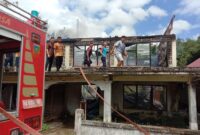Ditinggal Pemilik rumah salat Jumat, sijago merah melahap sebuah rumah di Nagari IV Koto Mudiek, Kecamatan Batangkapas, Kabupaten Pesisir Selatan, Jumat (12/8)