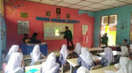 Mahasiswa KKN Universitas Andalas Nagari Kambang Barat saat menyampaikan materi tentang pentingnya keamanan dan bijak dalam menggunakan internet di SMPN 1 Lengayang, Jumat (12/8/2022).