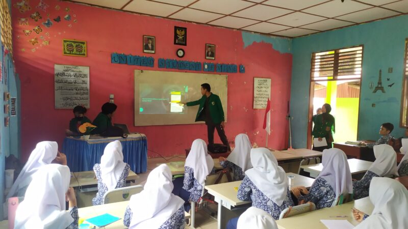 Mahasiswa KKN Universitas Andalas Nagari Kambang Barat saat menyampaikan materi tentang pentingnya keamanan dan bijak dalam menggunakan internet di SMPN 1 Lengayang, Jumat (12/8).