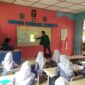 Mahasiswa KKN Universitas Andalas Nagari Kambang Barat saat menyampaikan materi tentang pentingnya keamanan dan bijak dalam menggunakan internet di SMPN 1 Lengayang, Jumat (12/8/2022).