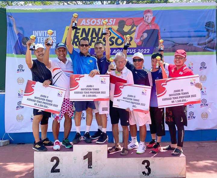 Rektor UNP Ganefri Raih Juara 1 Asosiasi Tennis Profesor di Surabaya