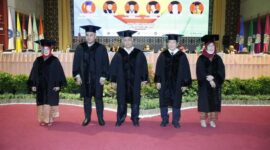 Universitas Negeri Padang (UNP), Sabtu (27/8) mengukuhkan lima orang guru besar (Profesor) dan lepas 1 guru besar purnabakti. 