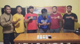 Polsek Sutera saat menangkap terduga pelaku judi online di Timbulun, Aur Duri Surantih, Kecamatan Sutera, Jumat (26/8)