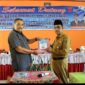 Anggota DPRD Sumatera Barat Zarfi Deson saat menyerahkan kendaraan operasional sekolah