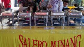 Masyarakat saat tengah menyerbu masakan Minang 