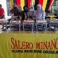 Masyarakat saat tengah menyerbu masakan Minang 