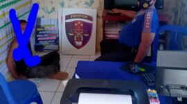 Seorang ayah yang diamankan oleh kepolisian karena hendak membakar istri dan anaknya 