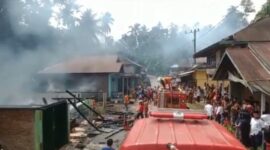 Sebuah rumah dan warung hangus terbakar di V Koto Kampuang Dalam, Kabupaten Padang Pariaman