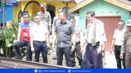 Bupati Solok dan Direktur Sarana Perkeretaapian Kementerian Perhubungan Serah Terima Rel Bekas Bongkaran di Stasiun Singkarak Kabupaten Solok