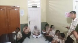 Delapan pelajar salah satu SMK di Kecamatan IV Jurai yang terjaring razia rutin Satpol PP Pesisir Selatan karena kedapatan merokok memakai seragam sekolah di tempat umum