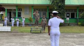 Kepala Bidang Ketentraman dan Ketertiban Umum Satpol PP Pessel Dongki Agung Pribumi saat menjadi inspektur upacara di SMKN 2 Painan 