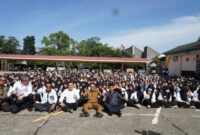 Bupati Tanah Datar Sumatera Barat Eka Putra bersama ribuan mahasiswa baru Politeknik Negeri Padang tahun ajaran 2022