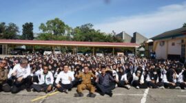 Bupati Tanah Datar Sumatera Barat Eka Putra bersama ribuan mahasiswa baru Politeknik Negeri Padang tahun ajaran 2022