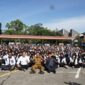 Bupati Tanah Datar Sumatera Barat Eka Putra bersama ribuan mahasiswa baru Politeknik Negeri Padang tahun ajaran 2022