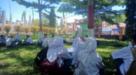 Proses belajar mengajar di luar kelas di SMAN 1 Sutera 