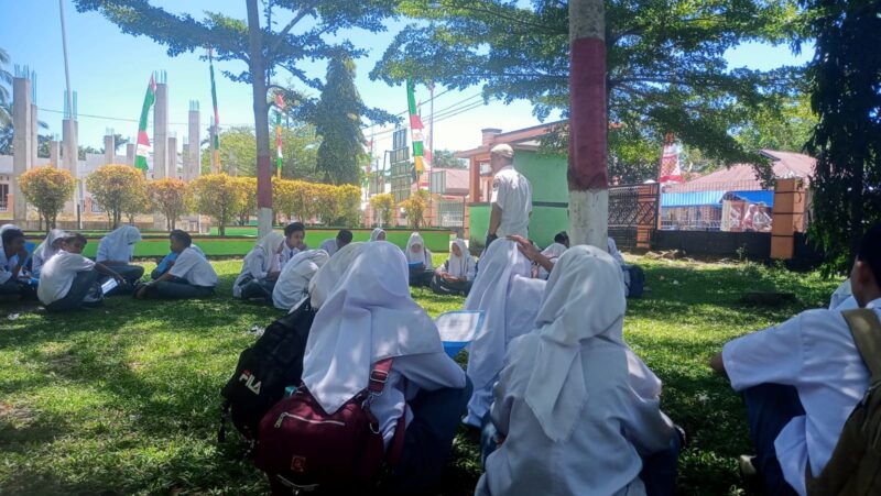 Proses belajar mengajar di luar kelas di SMAN 1 Sutera 