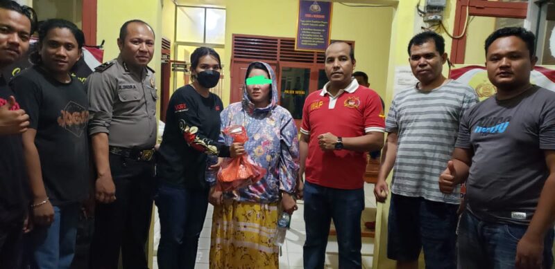 MS (empat dari kanan) saat berada di Polsek Sutera. Ia ditangkap polisi karena diduga menyalahgunakan narkoba jenis sabu-sabu. (Foto: Afrizal/bandasapuluah.com)