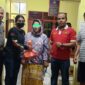 MS (empat dari kanan) saat berada di Polsek Sutera. Ia ditangkap polisi karena diduga menyalahgunakan narkoba jenis sabu-sabu. (Foto: Afrizal/bandasapuluah.com)
