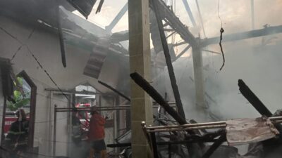 Menjelang Maghrib, Sebuah Masjid Kebakaran di Padang, 5 Armada Damkar Diterjunkan