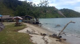 Bencana abrasi menerjang Pantai Paku yang terletak di Nagari Sungai Nyalo Mudiak Aia, Kecamatan Koto XI Tarusan. Akibatnya, lapak milik warga yang berjualan terpaksa digeser tiap tahun.