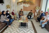 Ketua FKDM Riau Datawardana nomor 3 sebelah kanan, dan Yulizal Yunus Ketua FKDM Sumbar di tengah bagian depan serta anggota FKDM Riau lainnya di Fahira Hotel Bukittinggi Selasa, 20/9