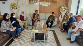 Ketua FKDM Riau Datawardana nomor 3 sebelah kanan, dan Yulizal Yunus Ketua FKDM Sumbar di tengah bagian depan serta anggota FKDM Riau lainnya di Fahira Hotel Bukittinggi Selasa, 20/9