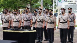 Sejumlah perwira di jajaran Polres Pessel saat serah terima jabatan di halaman Mapolres setempat, Kamis (29/9)