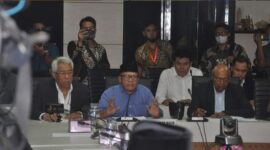 Ketua Indonesia Police Watch Sugeng Teguh Santoso (baju biru)