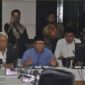 Ketua Indonesia Police Watch Sugeng Teguh Santoso (baju biru)