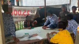 Empat pelajar SMPN 2 Painan diciduk Satpol PP Pessel saat tengah asyik main batu domino di sebuah warung