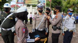 Pemasangan pita pada perwakilan peserta upacara Operasi Zebra Langkisau tahun 2022, oleh Kapolres Pessel AKBP Novianto Taryono di halaman Mapolres setempat, Senin (3/10)