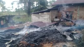 Puing-puing sisa kebakaran yang menghanguskan dua unit rumah semi permanen di Nagari Sungai Tunu, Kecamatan Ranah Pesisir 