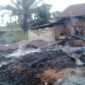 Puing-puing sisa kebakaran yang menghanguskan dua unit rumah semi permanen di Nagari Sungai Tunu, Kecamatan Ranah Pesisir 
