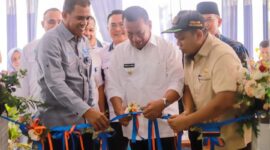 Bupati Pessel Rusma Yul Anwar, dengan didampingi Direktur Operasional Bank Nagari Syafrizal, Ketua DPRD Ermizen, dan Pemimpin Cabang Bank Nagari Painan Helfiyanrika, saat melakukan pengguntingan pita