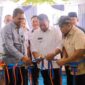 Bupati Pessel Rusma Yul Anwar, dengan didampingi Direktur Operasional Bank Nagari Syafrizal, Ketua DPRD Ermizen, dan Pemimpin Cabang Bank Nagari Painan Helfiyanrika, saat melakukan pengguntingan pita