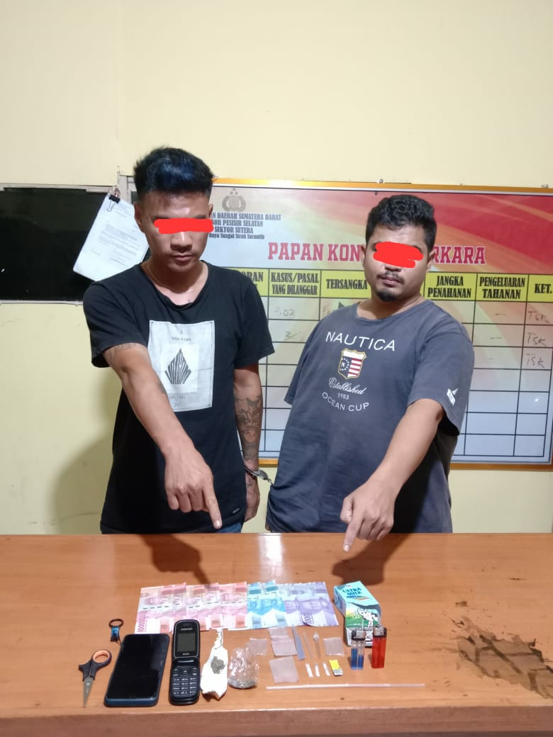 Dua terduga pelaku penyalahgunaan narkoba yang ditangkap oleh Unit Reskrim Polsek Sutera di sebuah rumah di Kampung Sungai Sirah, Nagari Surantih.