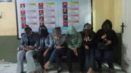 Enam wanita pemandu karaoke saat diamankan oleh Satpol PP Pessel 