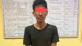 D, seorang pedagang yang dicegat polisi saat mengendarai becak motor. Saat digeledah, polisi menemukan sabu di celananya 