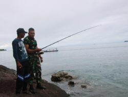 Di Penghujung Senja, Anggota Satgas TMMD 115 Pessel Mancing Ikan Bersama Orang Tua Asuh