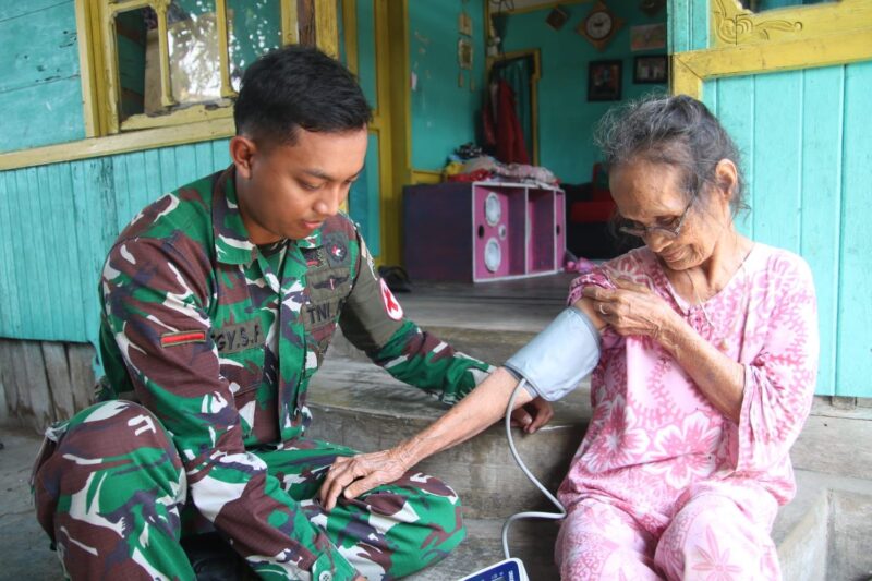 Satgas Tentara Manunggal Membangun Desa (TMMD) melaksanakan kegiatan pemeriksaan kesehatan gratis, bagi masyarakat Nagari Painan